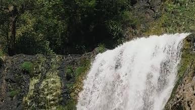 瀑布水流奇特景观视频的预览图